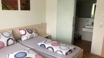 1 Schlafzimmer, Schreibtisch, Reisekinderbett, WLAN