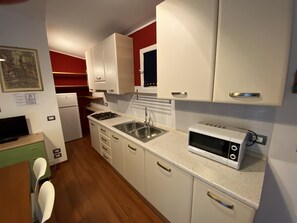 Jääkaappi, mikroaaltouuni, liesi, astianpesukone