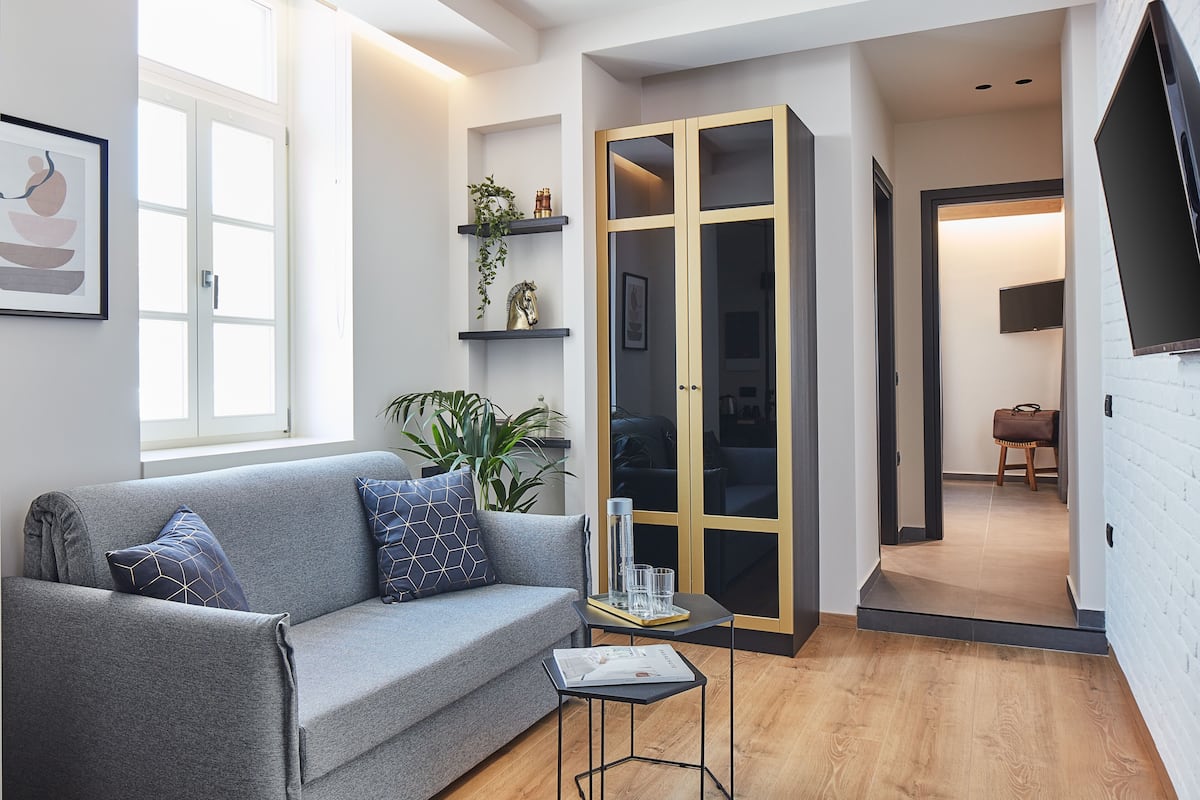 Suite Deluxe, 1 chambre | Coin séjour | TV connectée de 43 pouces avec chaßnes par satellite, télévision