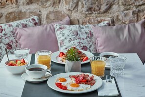 Petit déjeuner préparé sur commande (10 EUR par personne)