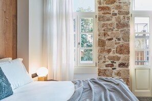 Deluxe Suite | In-room safe, individually decorated, individually furnished, desk