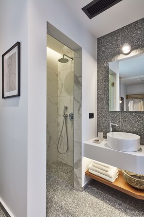 Superior-Doppelzimmer | Badezimmer | Dusche, Regendusche, umweltfreundliche Kosmetikartikel, Haartrockner