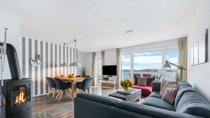 Fernseher, Kamin, Stereoanlage