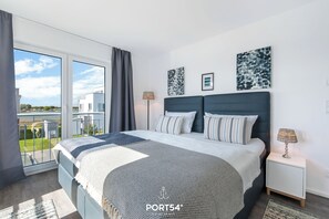 2 dormitoris, planxa i posts de planxar i un bressol de viatge 