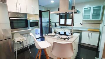 Een koelkast, een magnetron, een oven, een kookplaat