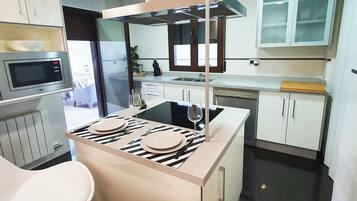 Een koelkast, een magnetron, een oven, een kookplaat