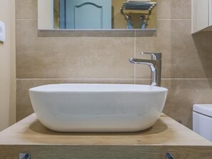 Douche, sĂšche-cheveux, serviettes fournies