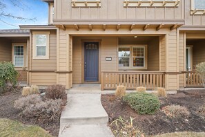 House, 3 Bedrooms | Exterior detail - Tranquility On The Bluffs 3 Bedroom Townhouse by RedAwning (Bend)