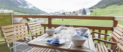 屋外ダイニングエリア