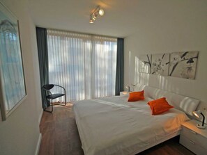 2 bedrooms, travel crib, WiFi