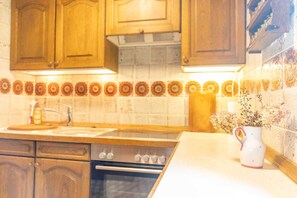 Fridge, oven, coffee/tea maker, electric kettle