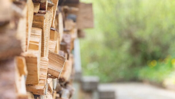 A close-up of stacked wooden planks, likely part of a structure or construction. - Vacation home Frankenglück - Apartment Holz vor der Hütt'n (Egloffstein)