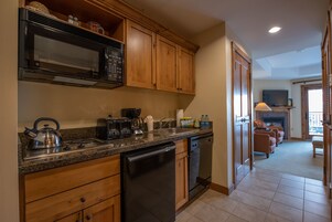 Studio | Private kitchen | Fridge, microwave, dishwasher, coffee/tea maker