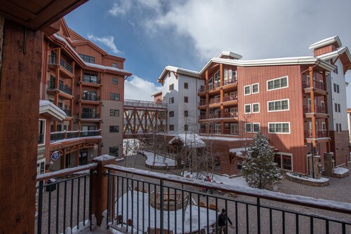 Slopeside Studio Unit With Kitchenette Studio Bedroom Condo - No Cleaning Fee! by RedAwning