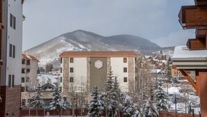 Um edifício com uma montanha nevada ao fundo.