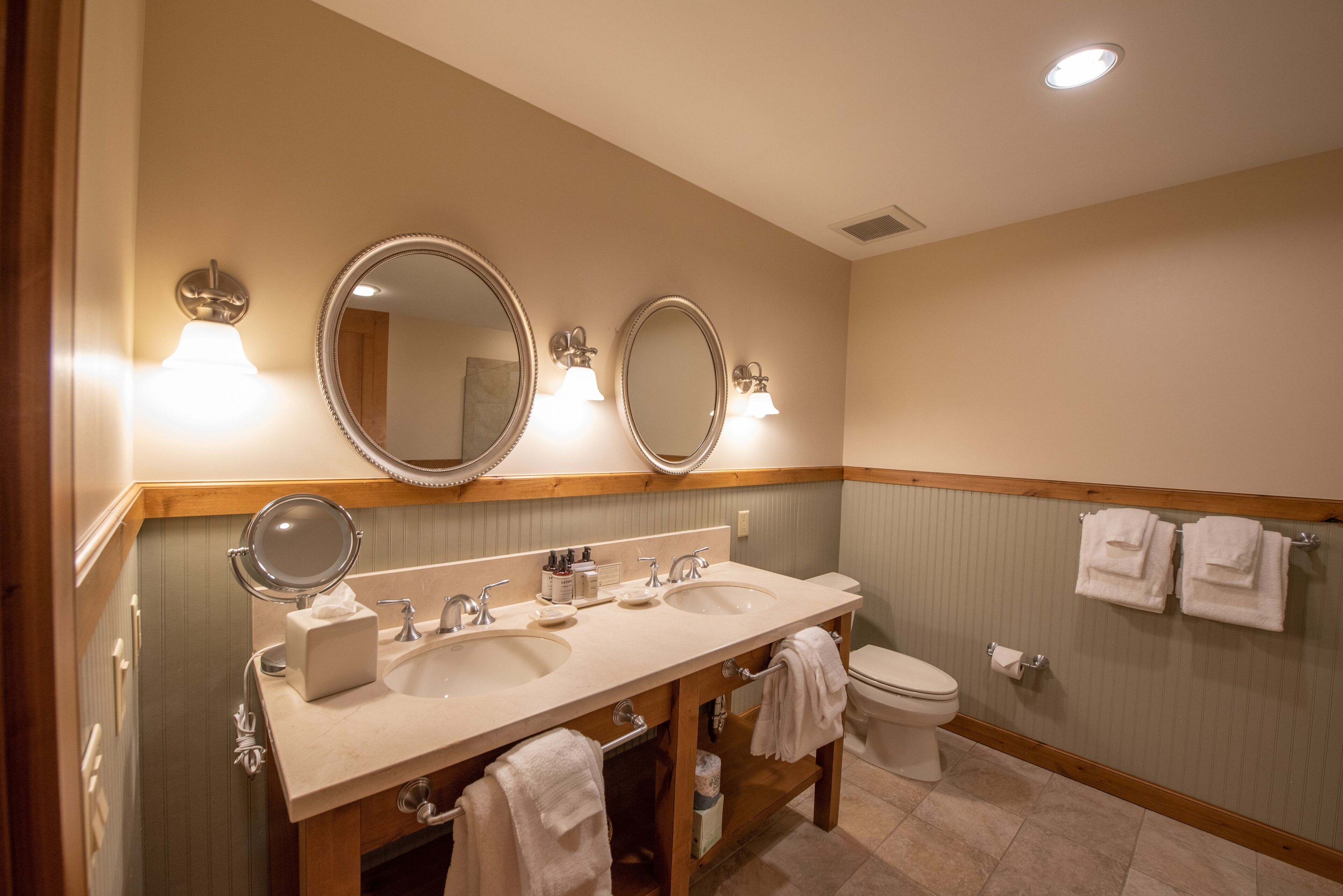 Studio | Badkamer | Gratis toiletartikelen, een haardroger, shampoo