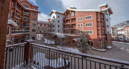 Slopeside Studio Unit With Kitchenette Studio Bedroom Condo - No Cleaning Fee! by RedAwning