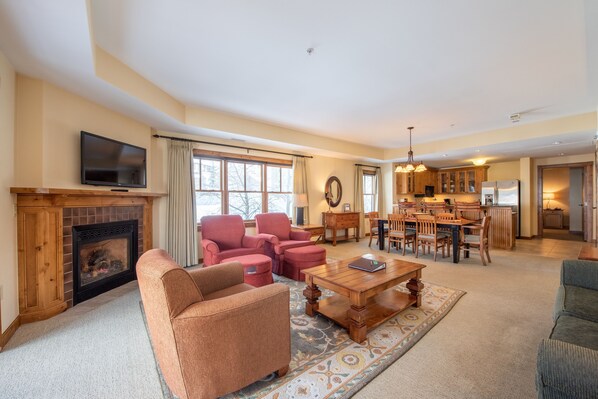 Condo, 2 quartos | Área de estar