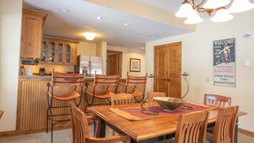 Condo, 2 Bedrooms | Dining
