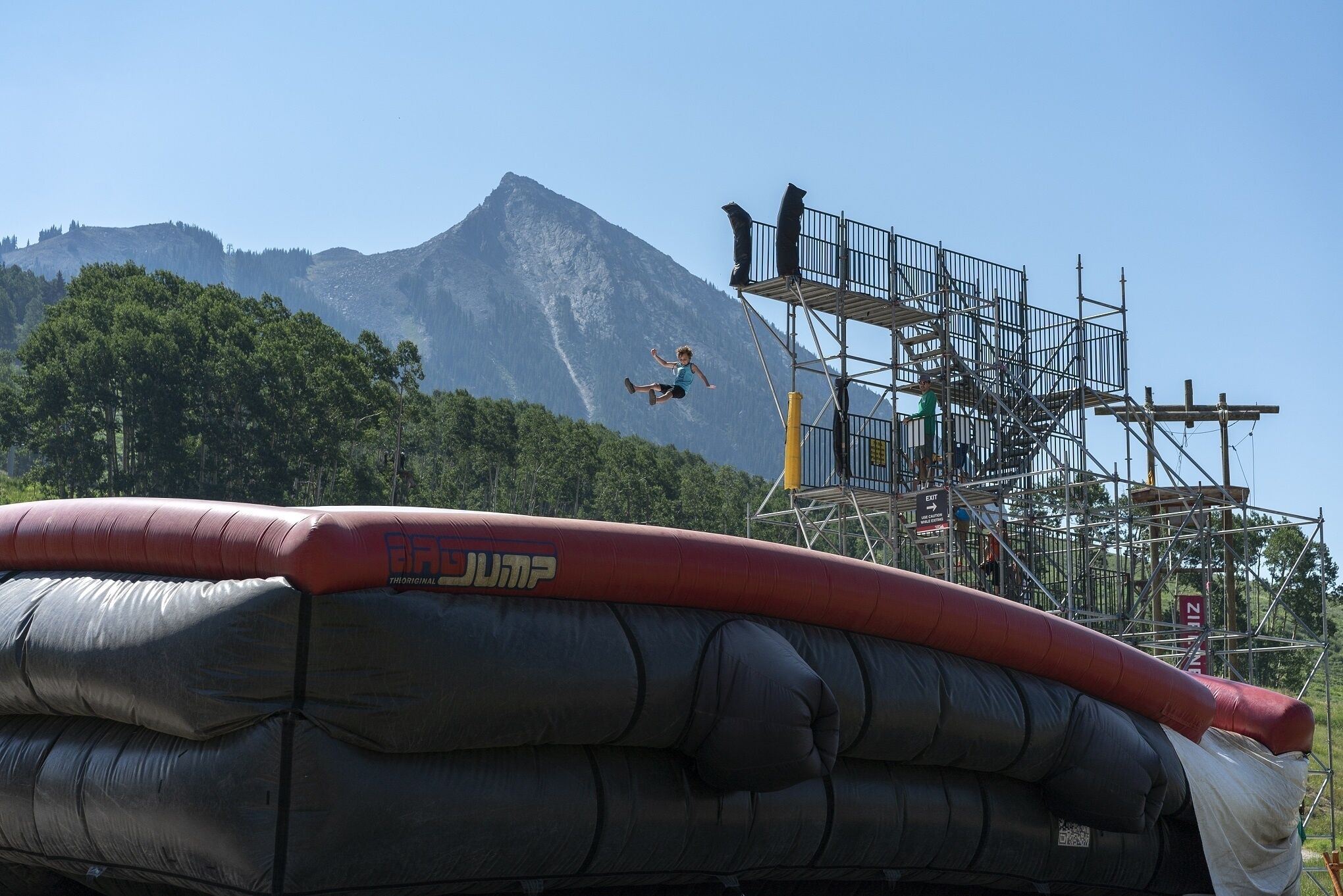 Plataforma de salto de bungee con una montaña al fondo.