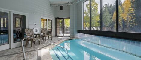 Estudio | Alberca | Alberca techada y alberca al aire libre