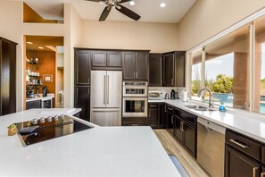 House, 3 Bedrooms | Private kitchen