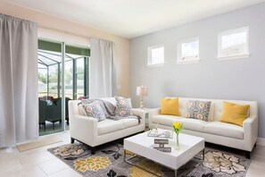 House, 5 Bedrooms | Living room