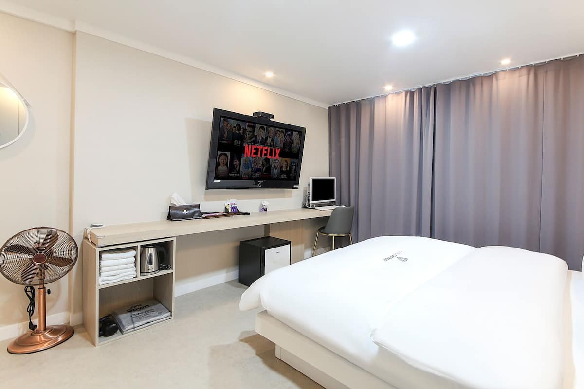 Deluxe Double Room | Bar mini percuma, meja, ruang kerja komputer riba, Wi-fi percuma