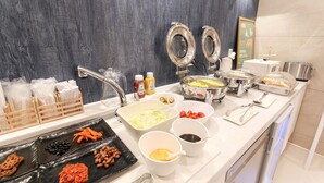Un buffet proposant une variété de plats et d'accompagnements.