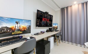 Minibar con artículos gratuitos y escritorio 