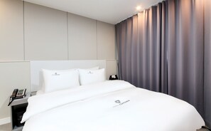 Free minibar, desk, laptop workspace, free WiFi - Continew Hotel (Gumi)