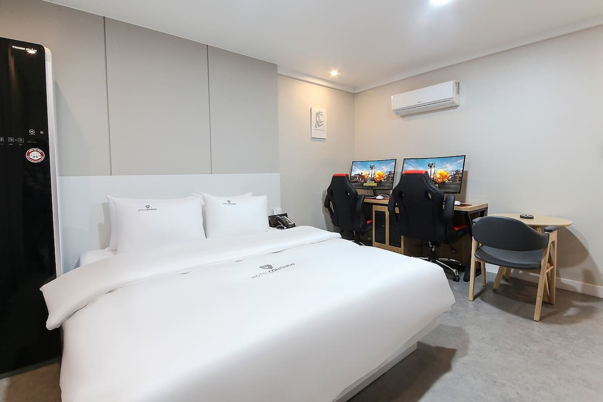 Signature Double Room | Bar mini percuma, meja, ruang kerja komputer riba, Wi-fi percuma