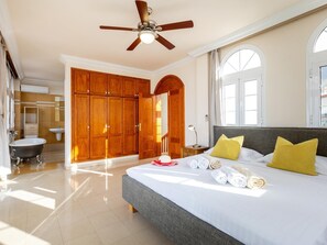 5 bedrooms, iron/ironing board, Internet, bed sheets - Villa Ocean Palm, Heated Pool! (Costa Adeje)