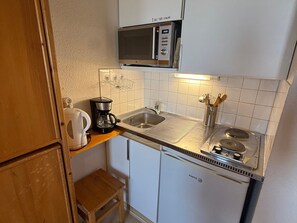Kjøleskap og mikrobølgeovn