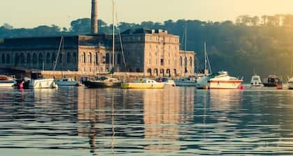 Modern Flat on The Hoe w/ Private Parking