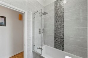 Baignoire, séchoir à cheveux, serviettes fournies
