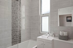 Bathtub, hair dryer, towels - Modern Flat on The Hoe w/ Private Parking (Plymouth)