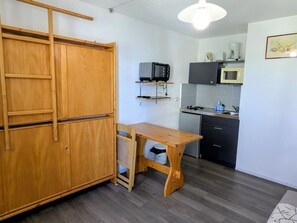 Kjøleskap og mikrobølgeovn