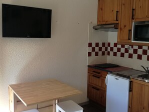 Fridge, microwave
