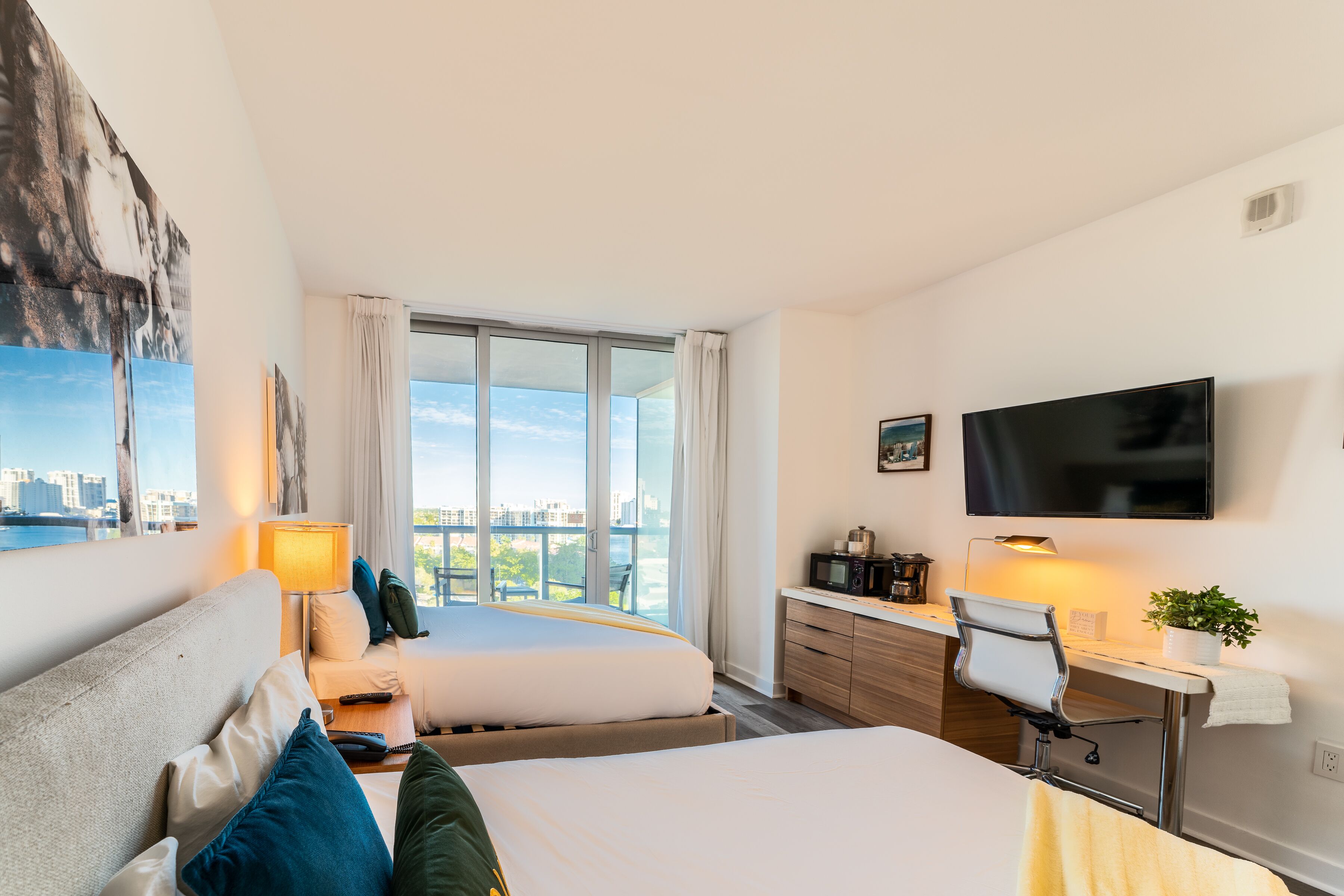Great Contemporary Studio Suite few minutes walking from the Beach