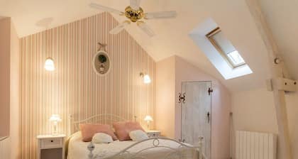 Charming Urban Cottage with Private Terrace, Close to Nantes