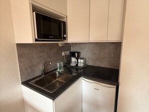 Unclassified image, 2 of 7, button - Studio sleeps 3 at the slopes, balcony (Les Adrets-Prapoutel)
