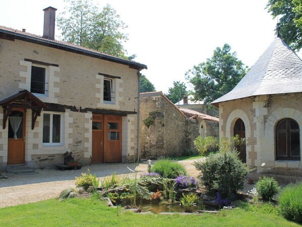 Exterior - Charming Cottage Near Nantes with Private Terrace, Bikes & Modern Amenities (Saint-Sébastien-sur-Loire)