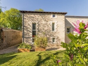 Property grounds - Charming Cottage Near Nantes with Private Terrace, Bikes & Modern Amenities (Saint-Sébastien-sur-Loire)