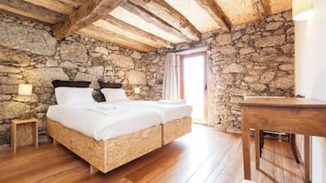 3 habitaciones, escritorio y tabla de planchar con plancha