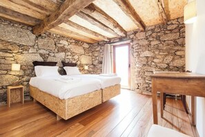 3 chambres, bureau, fer et planche à repasser, lit parapluie