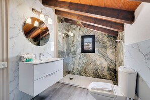 Douche, articles de toilette gratuits, sèche-cheveux