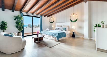 STYLISH5-BEDROOM DUPLEX/PENTHOUSE IN THE HEART OF PUERTO BANUS