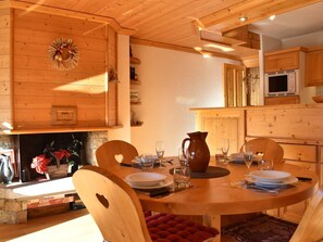 Dining - Méribel: 1-Bedroom Apartment for 2, Balcony, TV, Parking, WiFi (Méribel)
