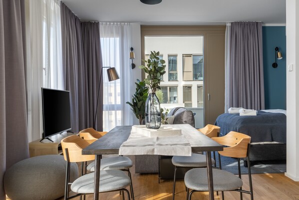 Apartment, 1 Queen-Bett und Schlafsofa (limehome Potsdam | Suite L with sofa ) | Wohnbereich